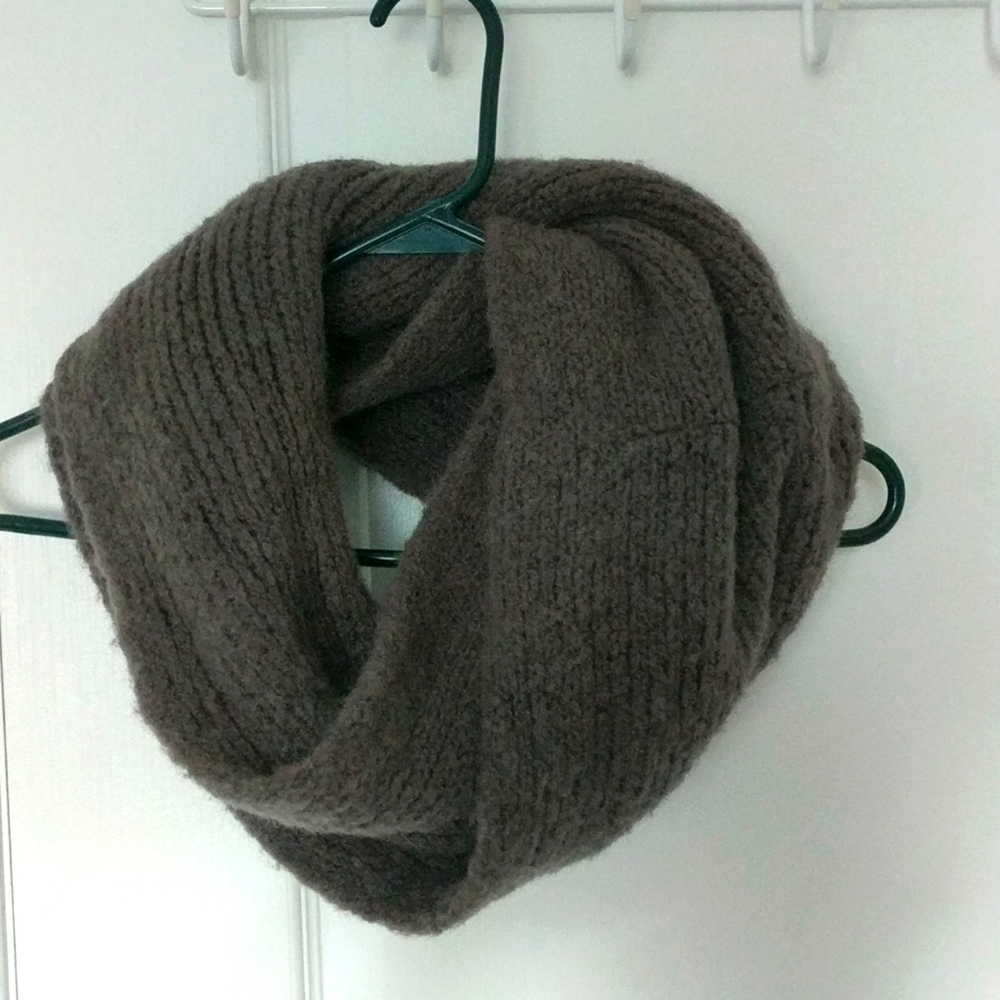 Aritzia TNA Sparwood Snood/Infinity Scarf